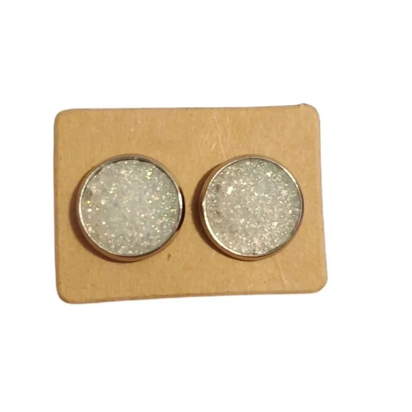 2 pair of stud earrings - Picture 2 of 2